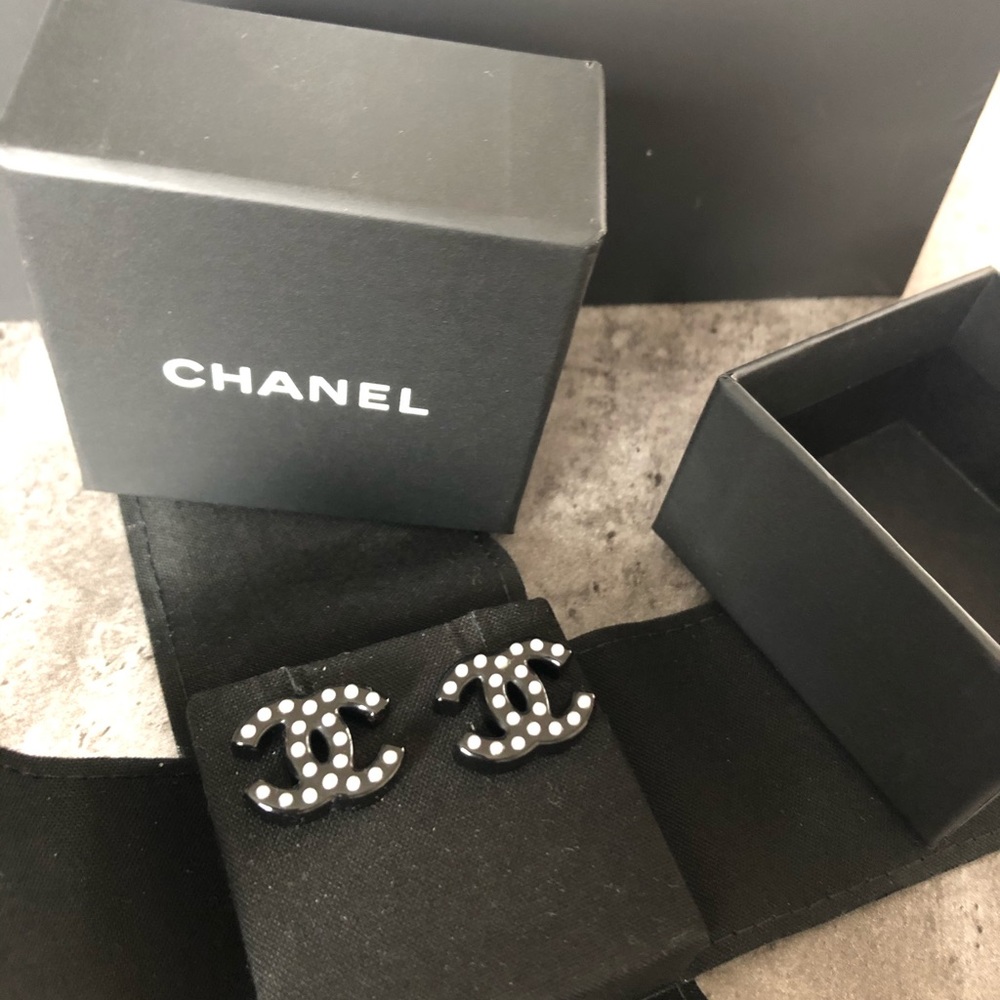 Chanel CC logo earrings Black and pearl